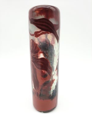 un vase rouge orné d'une peinture sur fond blanc