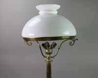 Lampe en bronze, laiton et verre opalin à trois feux de lumi… (photo 2)