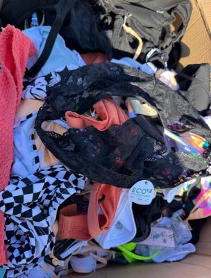 une pile de vêtements posée sur le sol