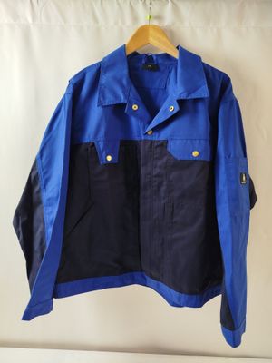 une veste bleue et noire accrochée à un mur blanc