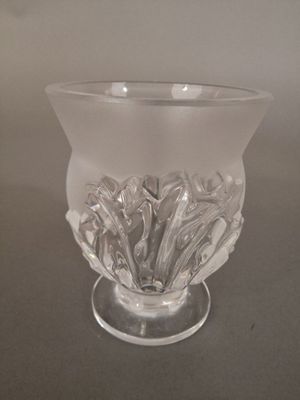 un vase en verre contenant de nombreuses cuillères