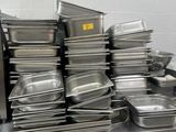 de nombreuses casseroles empilées les unes sur les autres dans la cuisine