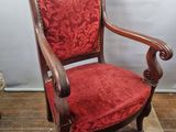 une image représentant une chaise rouge posée sur un parquet