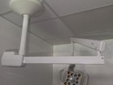une lampe suspendue au plafond de la salle de bains