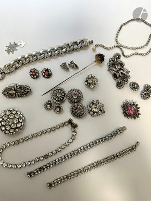 certains bijoux sont posés sur la table