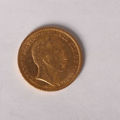 a gold coin with a picture of a man on it