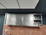 une cuisine équipée d'un évier et de placards