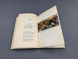 un livre ouvert sur lequel figure la photo d'un groupe de personnes