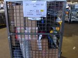 une cage métallique contenant tout un tas de boîtes