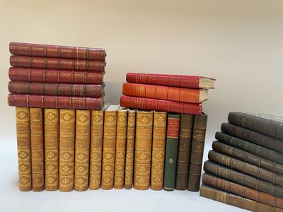plusieurs livres empilés sur une table