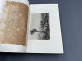 un livre ouvert sur lequel figure une photo en noir et blanc d'un palmier