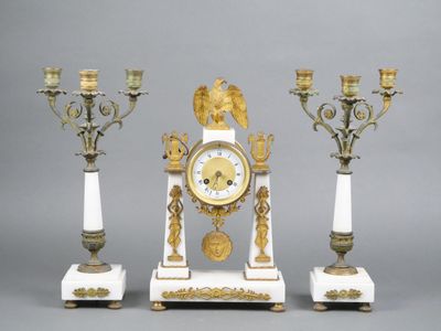 Garniture de cheminée en marbre blanc et bronze doré compren…