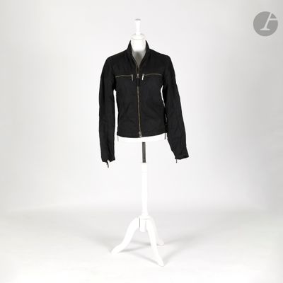 une veste noire posée sur un mannequin, sur fond blanc