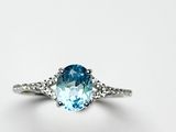 Gros plan sur une bague ornée d'une topaze bleue
