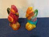 deux figurines représentant des oiseaux colorés sur un fond bleu