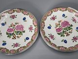 deux assiettes ornées de fleurs et de feuilles, posées sur une table