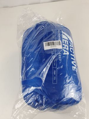 un gros plan sur une pelote de fil bleu emballée dans du plastique