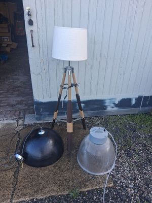 une lampe posée sur un trépied à côté d'une autre lampe