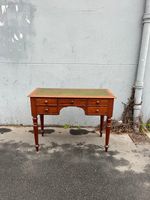Bureau en noyer ouvrant par 5 tiroirs, pieds balustres, dess…