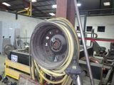 une image représentant une grande machine industrielle à l'intérieur d'un bâtiment