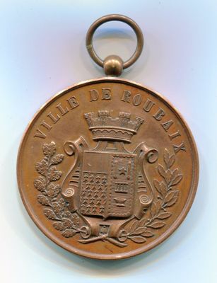 une vieille médaille ornée d'une couronne, posée sur un fond blanc