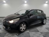 la voiture noire est garée sur un sol en damier dans le garage