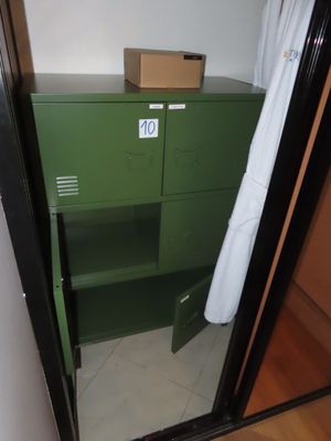 un classeur vert sur lequel est posée une boîte