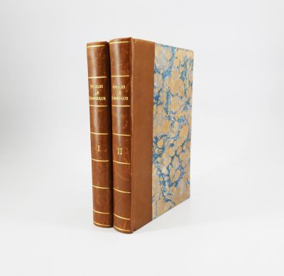 deux livres posés l'un sur l'autre sur une surface blanche