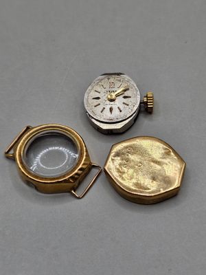 deux montres de poche en or et en argent posées sur une table