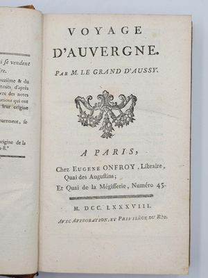 un livre ouvert sur lequel figure une image en noir et blanc représentant des armoiries