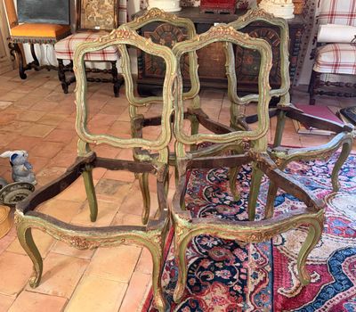 deux chaises posées sur un tapis dans un salon