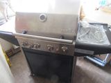 une photo d'une grille en acier inoxydable posée sur un plancher en bois