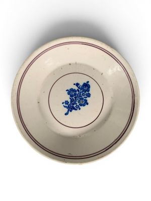 MARTRES-TOLOSANE. Assiette calotte en faïence à décor floral…