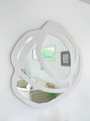 un miroir accroché au mur d'une pièce