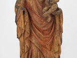 une statue ancienne d'une femme tenant un enfant dans ses bras