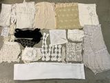de nombreux types de lacets éparpillés sur le sol