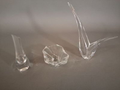 trois morceaux de verre posés les uns à côté des autres sur une table
