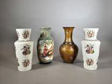 trois vases sont posés les uns à côté des autres sur une surface grise