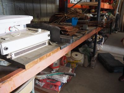 une machine posée sur une table dans un garage