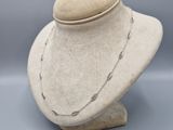 gros plan d'un mannequin portant un collier