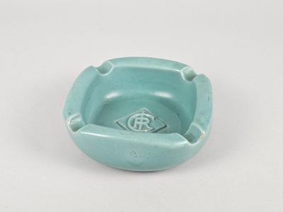 cendrier en céramique bleue orné d'un motif celtique sur le devant