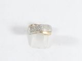 gros plan d'une bague avec des diamants sur une surface blanche