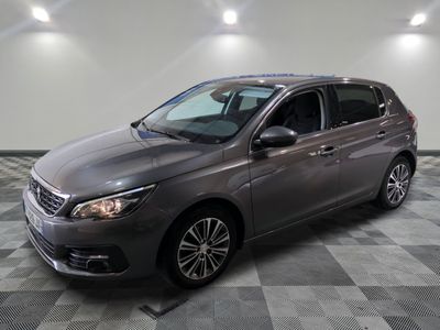 la voiture grise est garée sur un sol en damier dans le garage