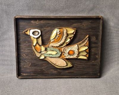 une image représentant un oiseau sculpté dans le bois