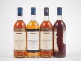 trois bouteilles de whisky sont alignées sur une surface blanche