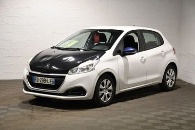 la petite voiture blanche est garée dans une grande pièce