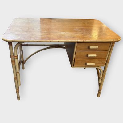 une photo d'un bureau à deux tiroirs avec un plateau en bois