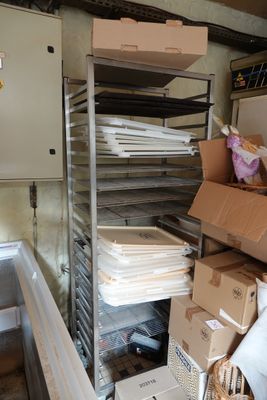une pièce avec beaucoup de boîtes et de cartons sur les étagères