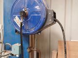 un tuyau bleu relié à une machine bleue