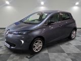 la photo d'une voiture grise garée dans un garage